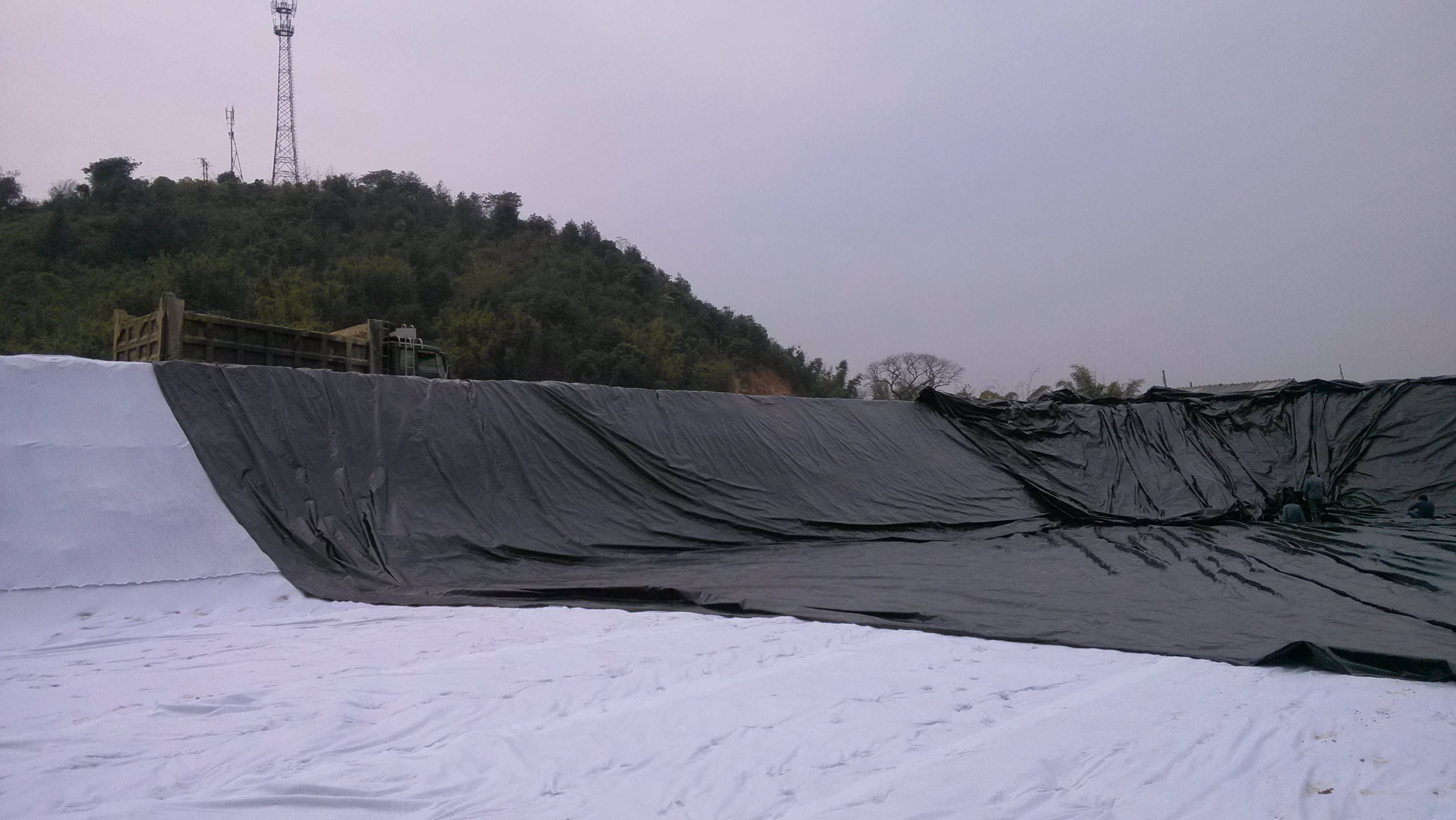 HDPE土工膜渠道防滲基槽與鋪膜斷面的形狀有哪幾種？