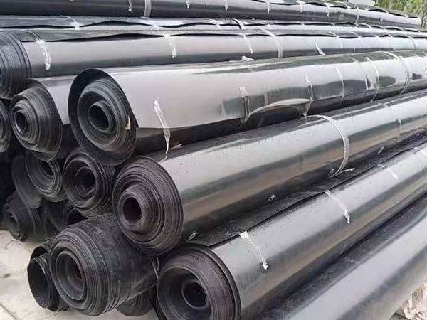 防滲土工合成材料主要包括復(fù)合土工膜和天然鈉基膨潤(rùn)土防水毯(GCL)。