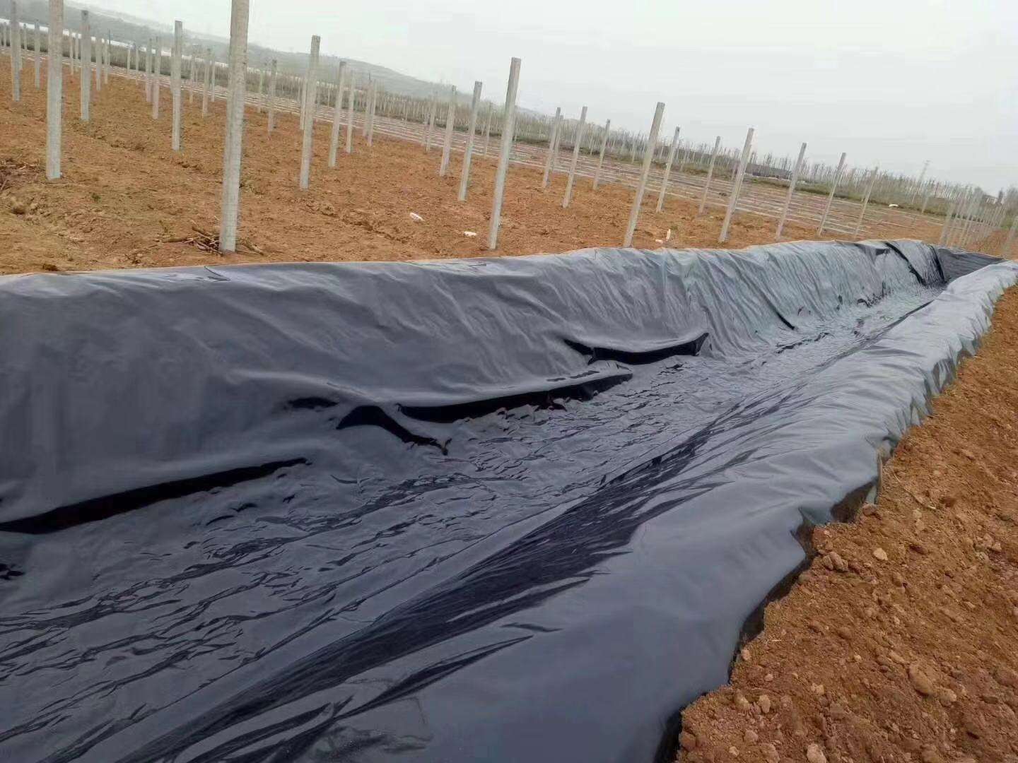 土工膜常用于垃圾填埋場、水庫等，其滲透性能極其重要